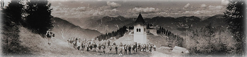 Pellegrini del Cammino Celeste in cerchio presso il Santuario del Monte Lussari
