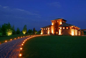Cantina Pittars: fronte della Cantina con viale di accesso illuminato