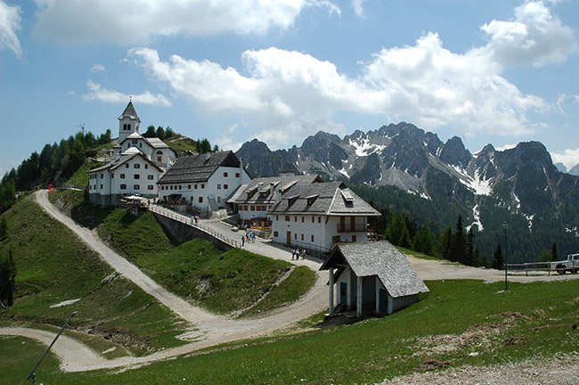 Monte Santo di Lussari foto 3: il santuario con il borgo