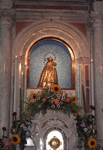 Monte Santo di Lussari foto 6: la estatua de la Virgen