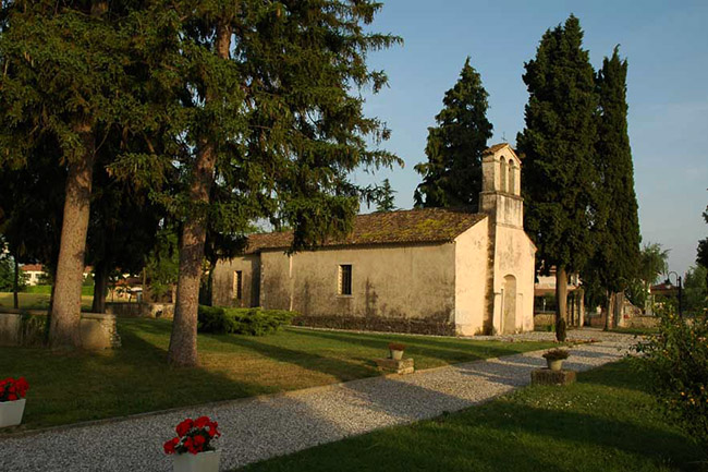 Perteole foto 2: die kleine Kirche von Sant'Andrea