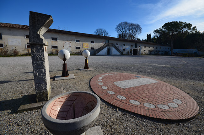 Aiello del Friuli foto 4: der Hof der Sonnenuhren