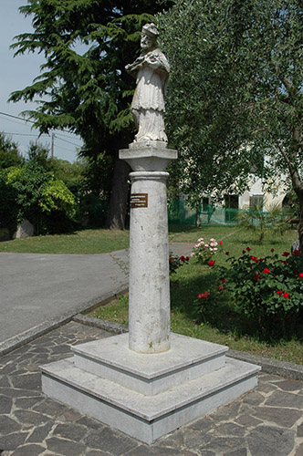 Crauglio foto 2: statua di San Giovanni Nepomuceno