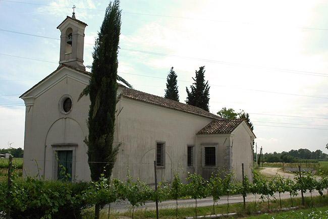 Versa foto 3: chiesetta della B.V. Lauretana