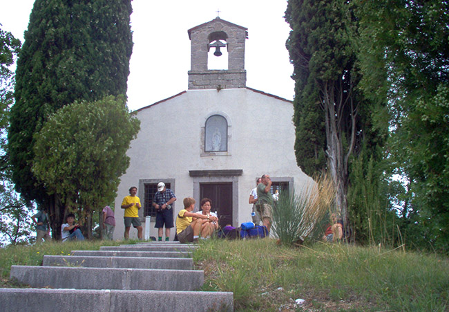 Lonzano foto 3: romarji pred cerkvijo