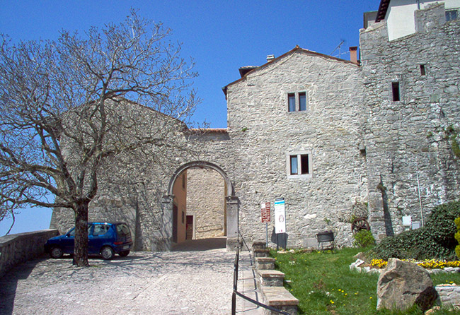 Castelmonte foto 3: the town walls