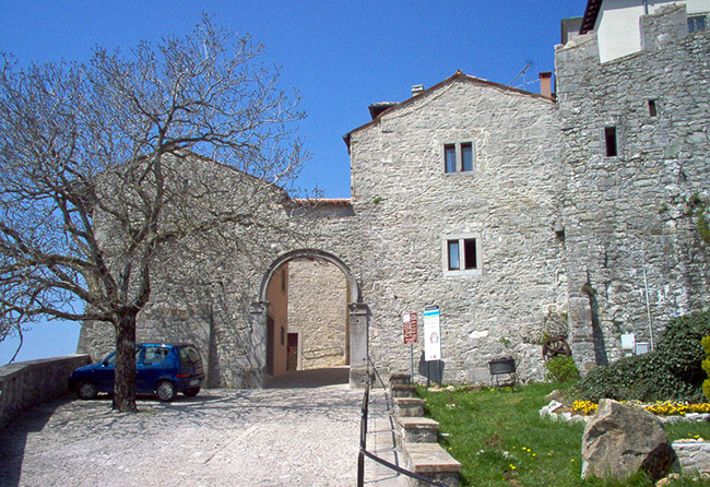 Castelmonte foto 3: die Mauern