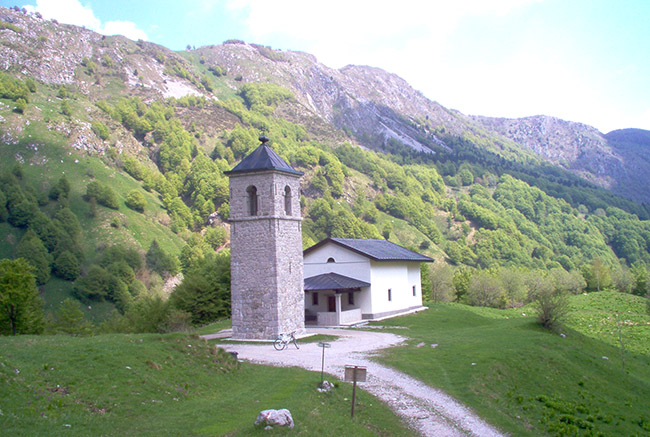 Sella Carnizza foto 3: die Kirche Sant'Anna (auf 1077 m Höhe)