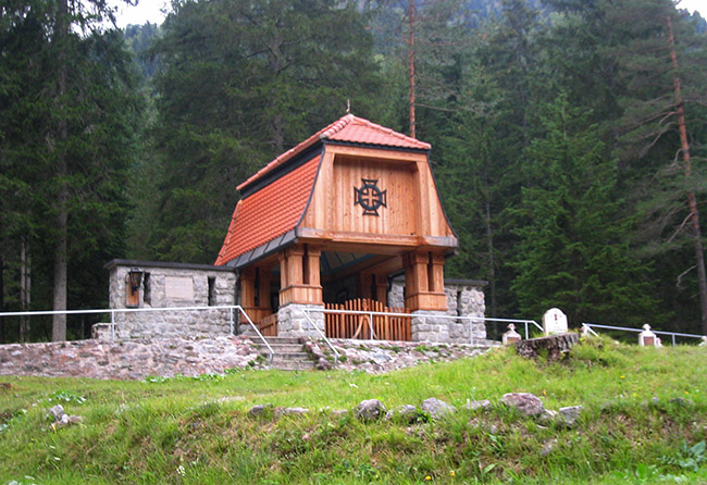 Rifugio Grego foto 4: il cimitero degli eroi